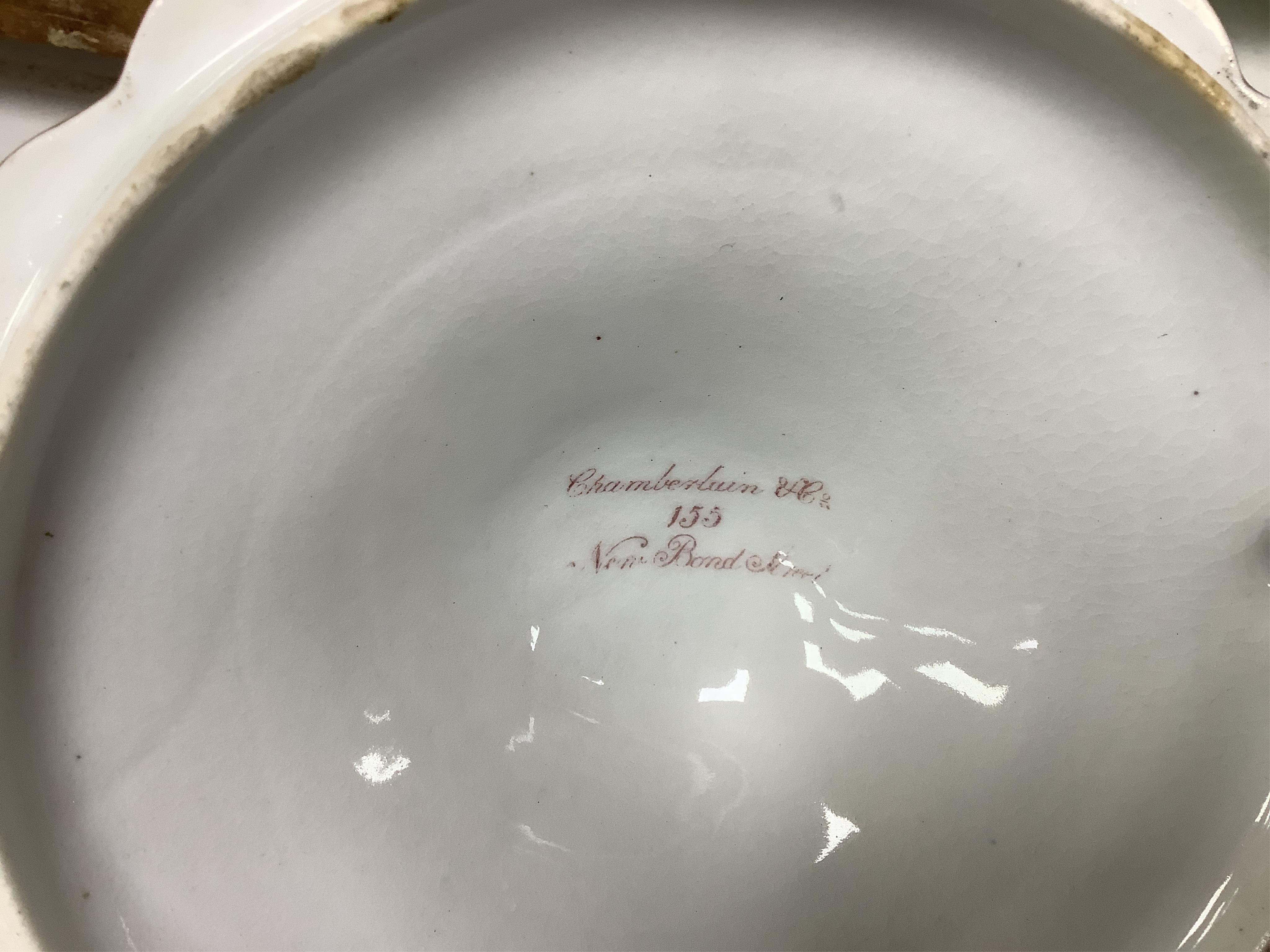 A Chamberlains Worcester Blind Earl pattern sauce tureen and cover, early 19th century, 18cm high